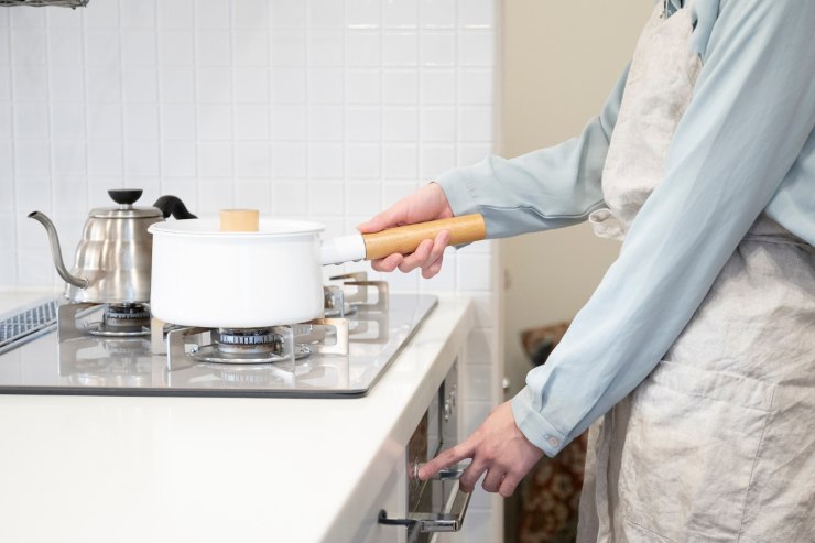 Una persona con un grembiule che cucina 