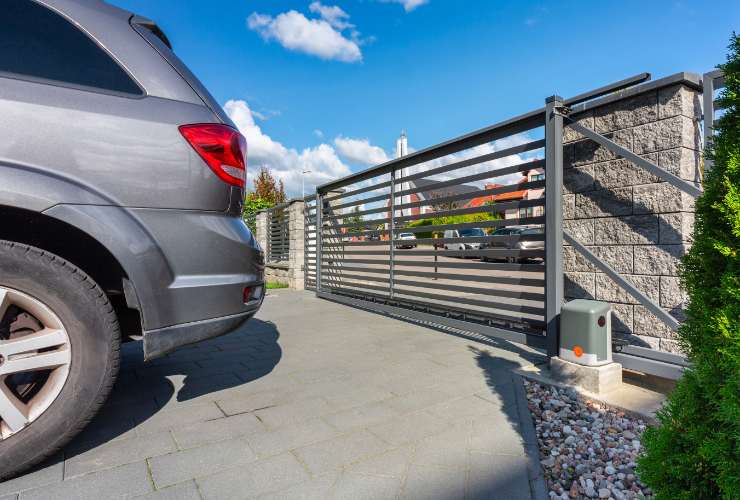 parcheggio davanti al cancello