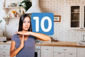 donna che si trova in una cucina moderna e numero 10