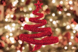 sagoma di albero di natale di design su sfondo di lucine led sfocate