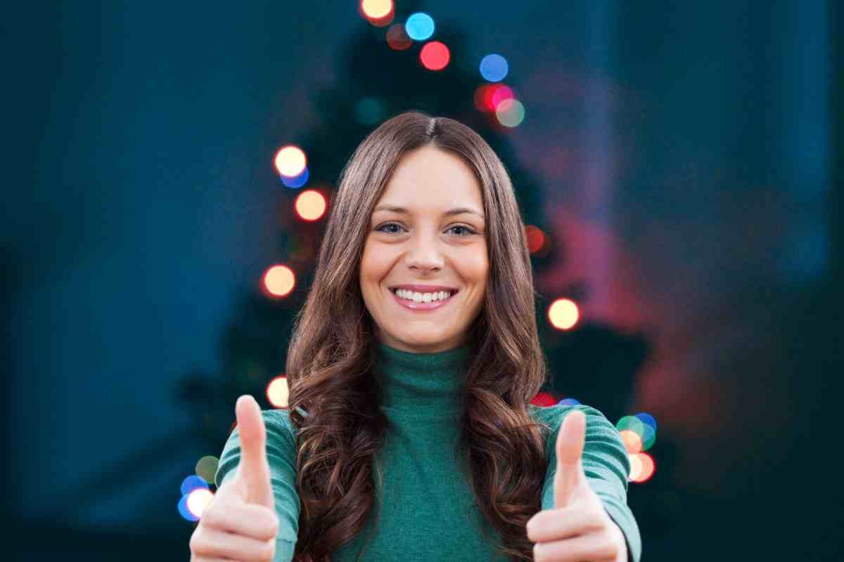 Donna contenta e luci