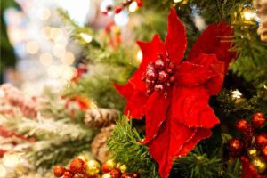 Particolare di un albero di natale con i fiori