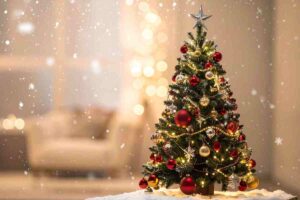 Un albero di Natale in primo piano e dietro un soggiorno piccolo sfocato