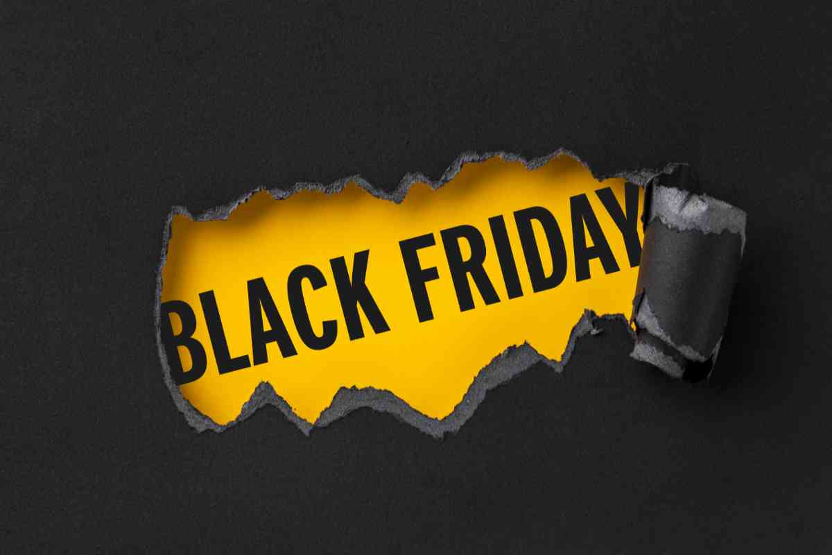 scritta black friday su sfondo giallo con contorno nero