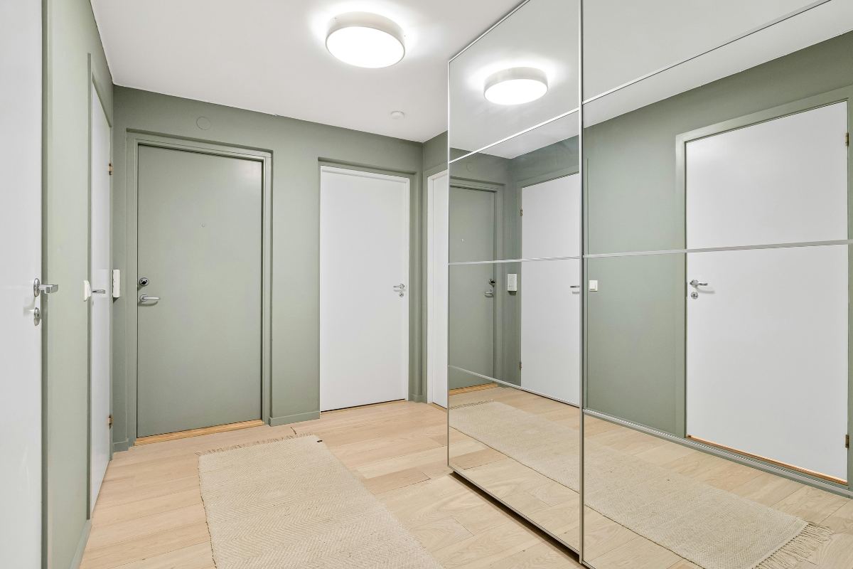 Una casa che sembra più spaziosa per via degli specchi