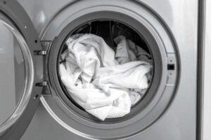 Asciugatrice con oblò aperto e bucato all'interno