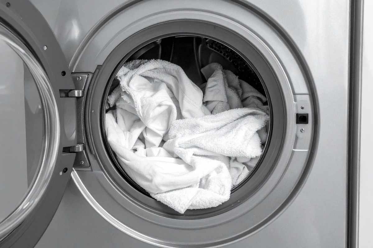 Asciugatrice con oblò aperto e bucato all'interno