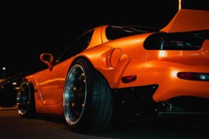 un'auto di design vista dal fianco posteriore