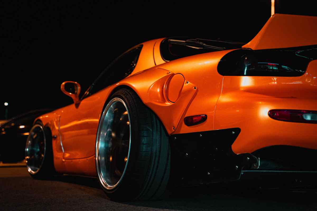 un'auto di design vista dal fianco posteriore