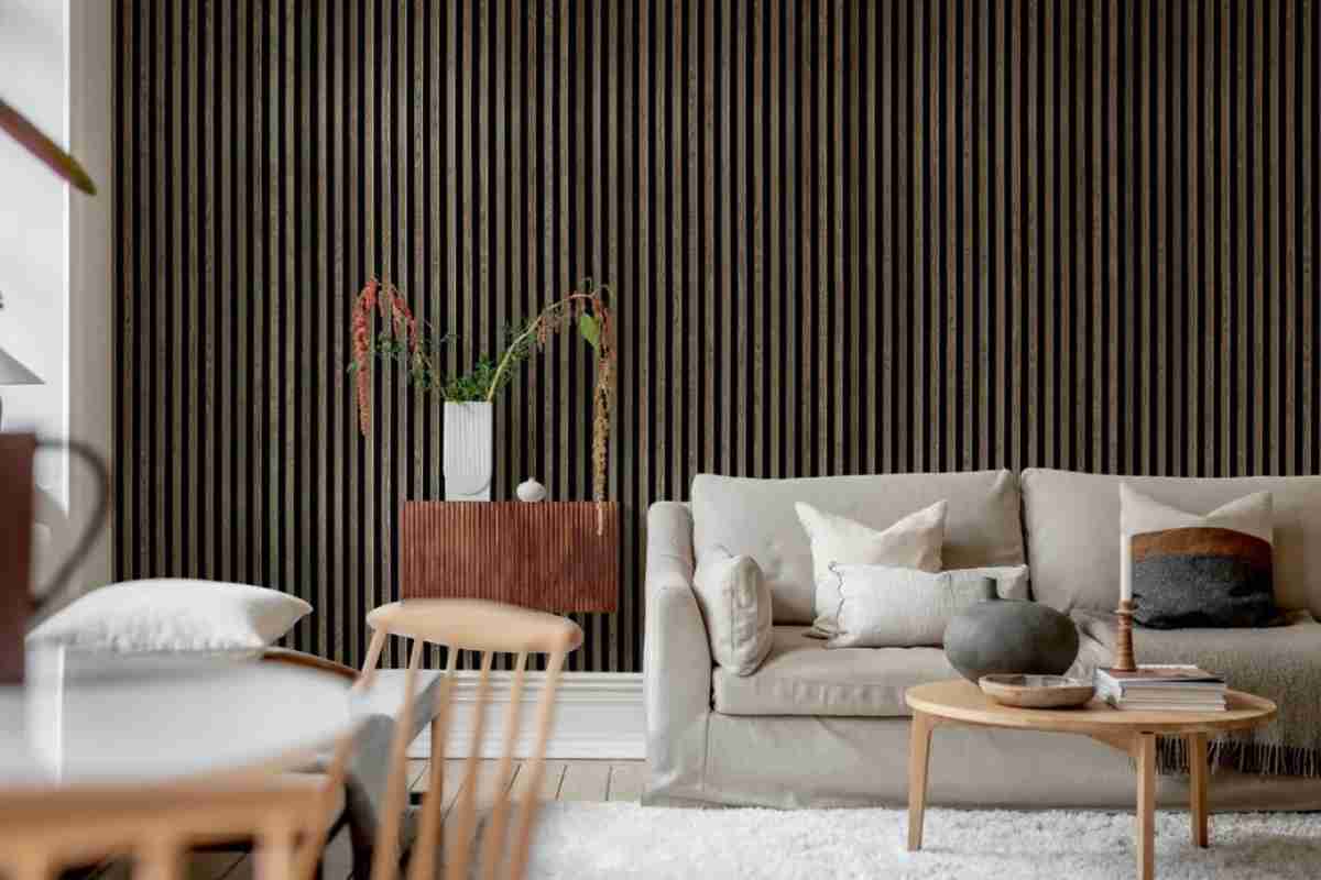 Carta da parati a righe verticali Rib Wood, Oak Rebel Walls