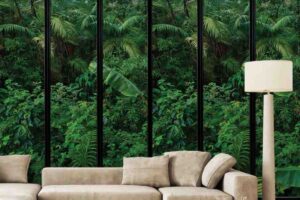 un soggiorno con un salotto moderno e sulla parete una carta da parati con paesaggio naturale Maisons du Monde