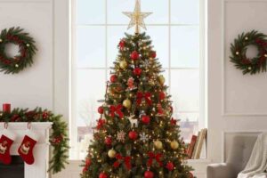 un albero di natale addobbato con le decorazioni del catalogo Satur