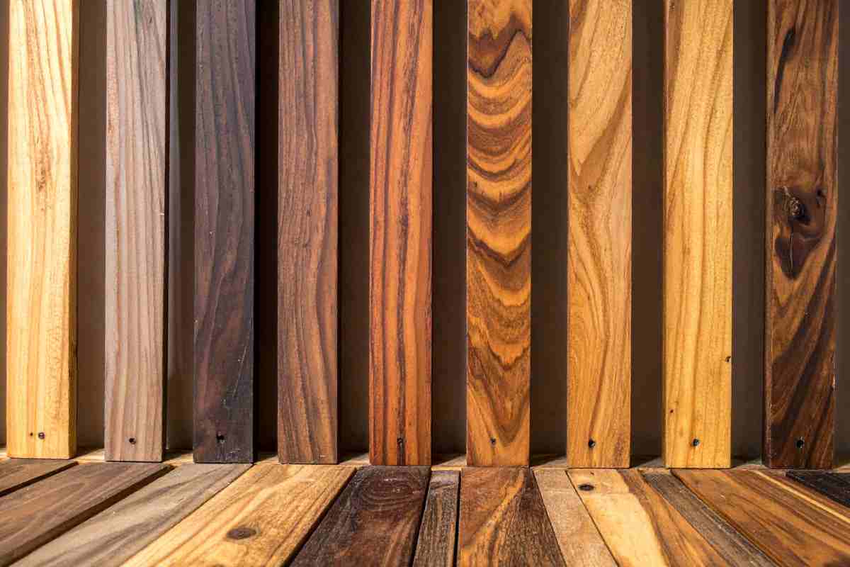 assi di legno di diversi colori in verticale e orizzontale