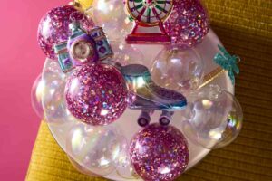 un piatto con sopra tante palle e decorazioni in vetro per l'albero di Natale Maisons du Monde