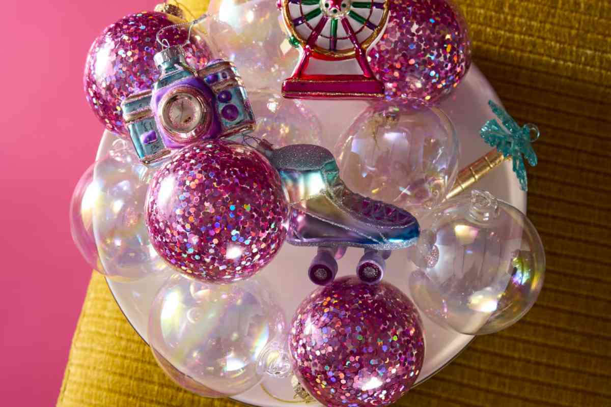 un piatto con sopra tante palle e decorazioni in vetro per l'albero di Natale Maisons du Monde