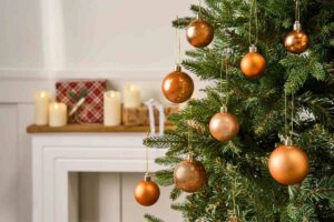 un albero addobbato con decorazioni natalizie color rame