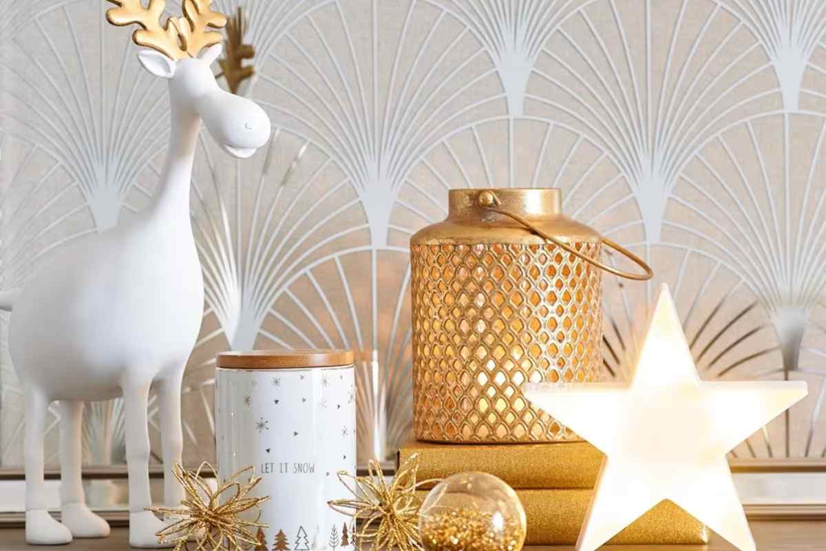 un ripiano con sopra diverse decorazioni natalizie dorate Maisons du Monde