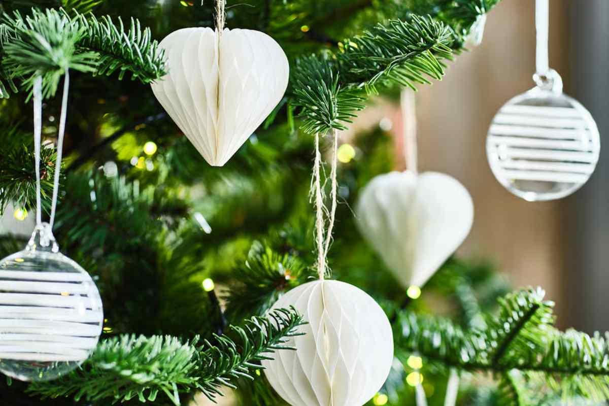 Decorazioni natalizie shabby chic Ikea appese all'albero di Natale