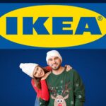 Un insegna di Ikea in alto e sotto una coppia di persone vestiti in abiti natalizi