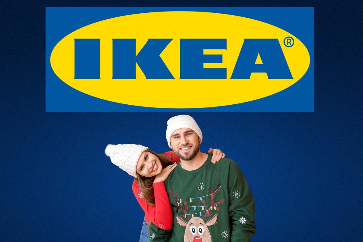 Un insegna di Ikea in alto e sotto una coppia di persone vestiti in abiti natalizi