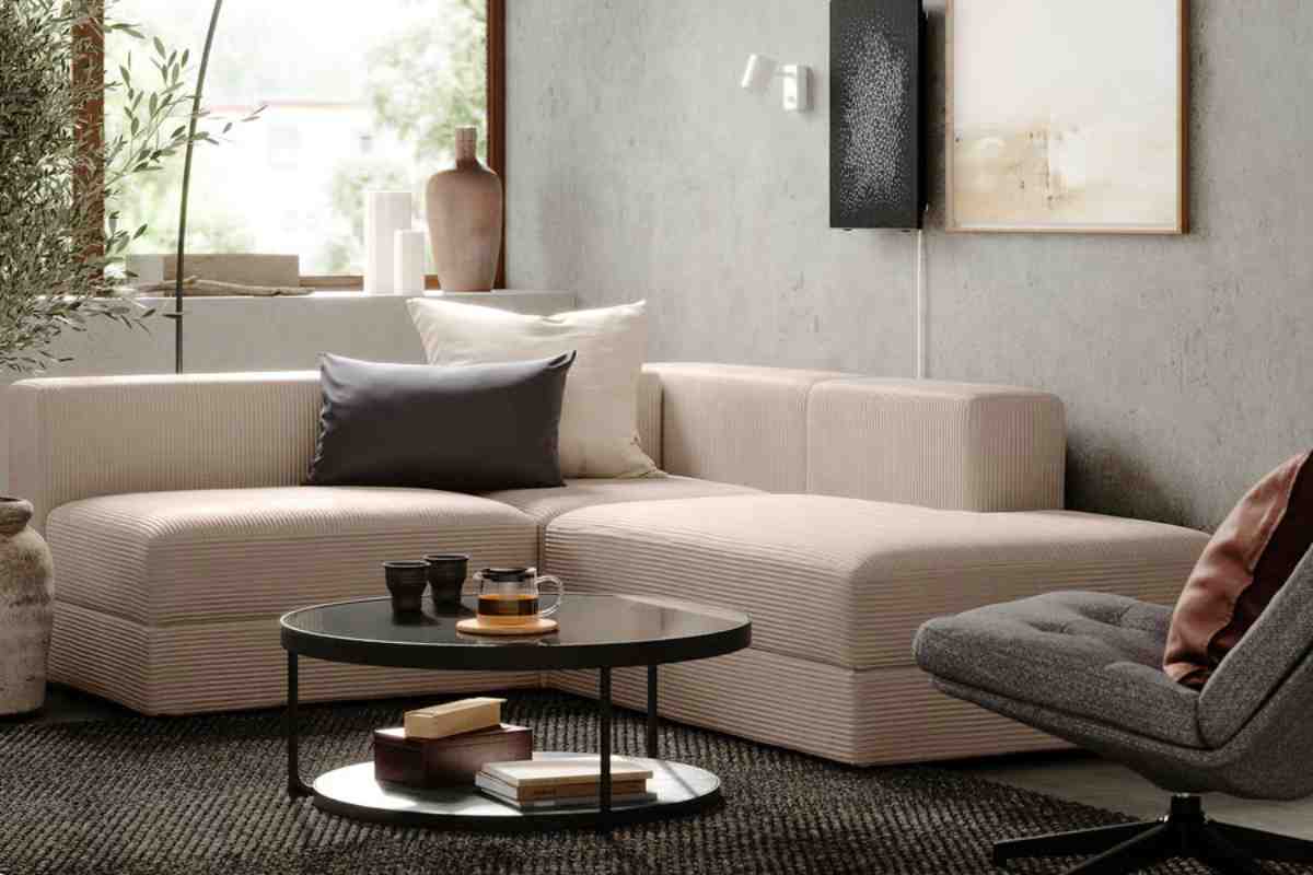 soggiorno con un divano JÄTTEBO Ikea beige, poltroncina senza braccioli e tavolino con doppio ripiano