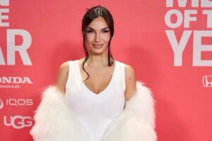 Una foto in posa di Elettra Lamborghini con un abito bianco