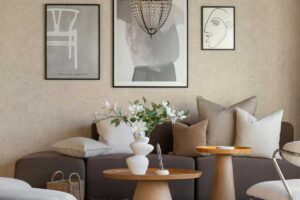 Soggiorno piccolo con divano, tavolino e tre quadri sulla parete