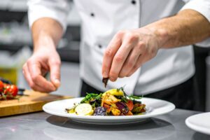 chef in cucina