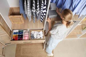 Armadio aperto e donna che guarda dentro l'armadio