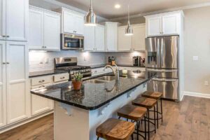 Cucina moderna con piano cottura lucido