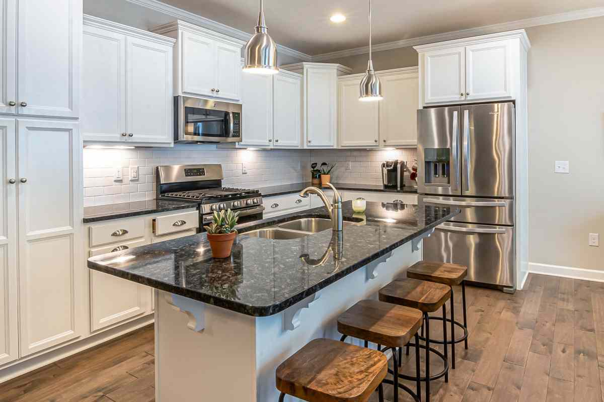 Cucina moderna con piano cottura lucido