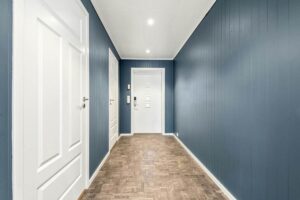 Corridoio grigio-blu con porte bianche