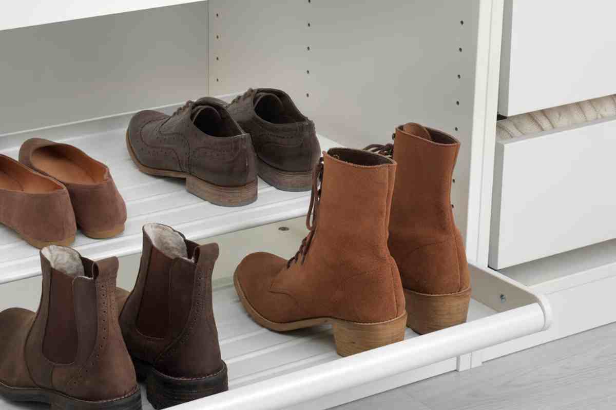 un dettaglio del ripiano estraibile per le scarpe Ikea 