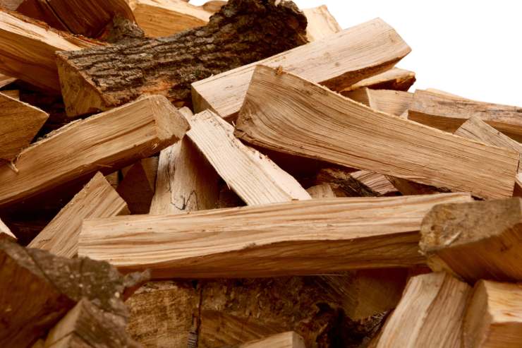 Una foto di legna tagliata da ardere