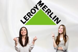 Una sigla di Leroy Merlin e due ragazze sotto contente