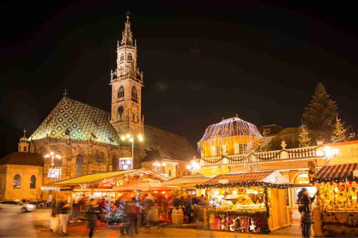 Mercatino di Natale Bolzano di notte tutto illuminato