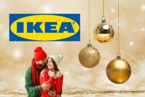 uno sfondo natalizio con palle di natale e l'insegna Ikea e una coppia vestita con abiti natalizi