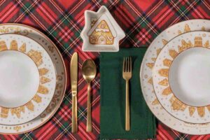 una tavola apparecchiata con le novità Thun del catalogo di Natale