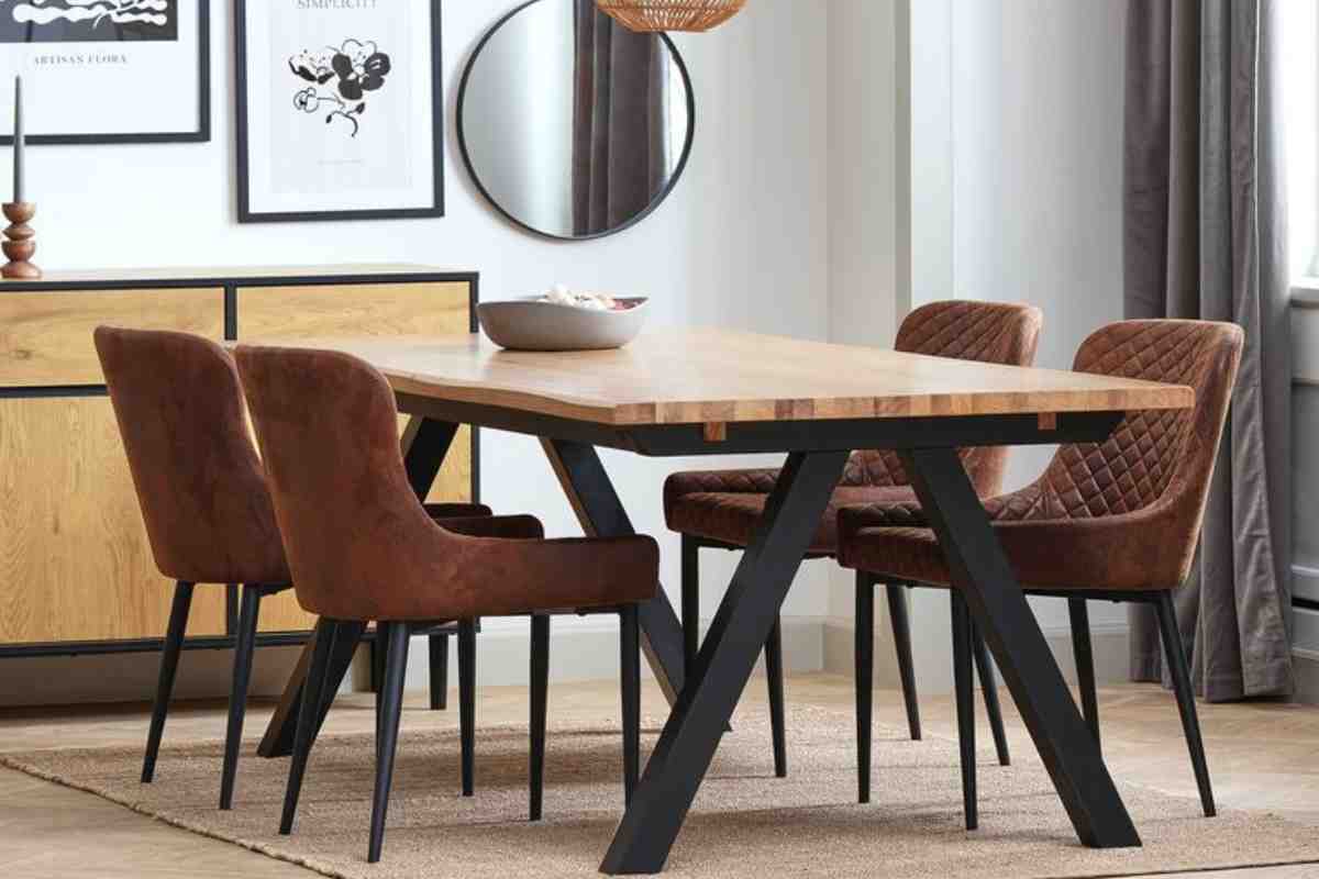 una sala da pranzo arredata con i mobili delle offerte presenti sul volantino JYSK