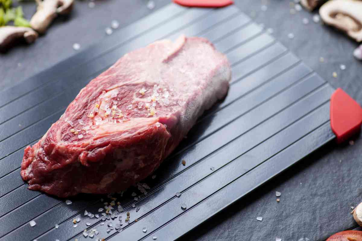 una bistecca di carne su una piastra per scongelare
