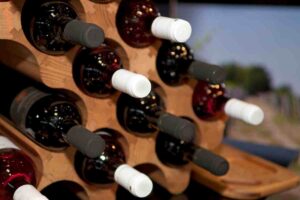 diversi vini in un portabottiglie fai da te