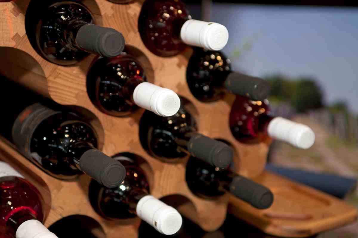 diversi vini in un portabottiglie fai da te