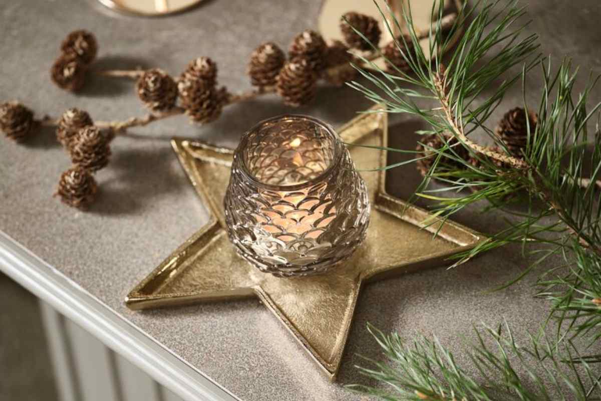 uno dei portacandele natalizi JYSK a forma di stella sul tavolo