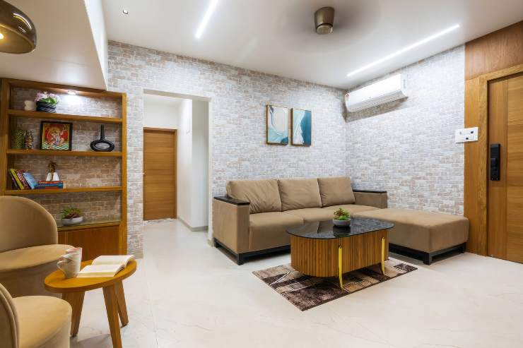 Soggiorno con divano, tavolino e sedie