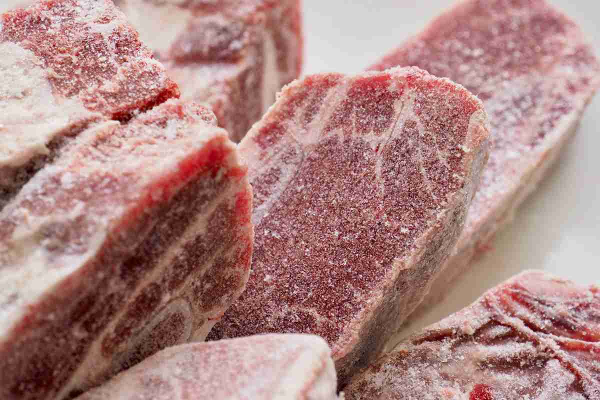 pezzi di carne congelata visti da vicino