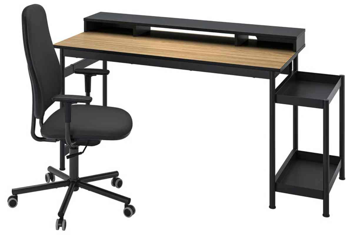 Scrivania MULLSJÖ e sedia SMÖRKULL Ikea