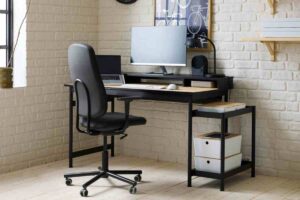 un angolo dell'ufficio arredato con la scrivania stile industriale con sedia abbinata proposta da Ikea