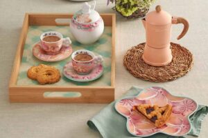 tavola apparecchiata per la colazione con tazzine Thun in offerta, zuccheriera e piatto con crostata