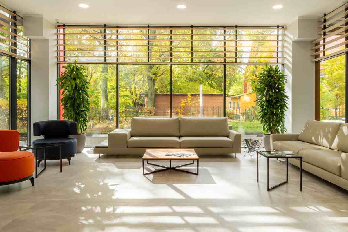 Soggiorno con grande vetrata, divano e tavolino