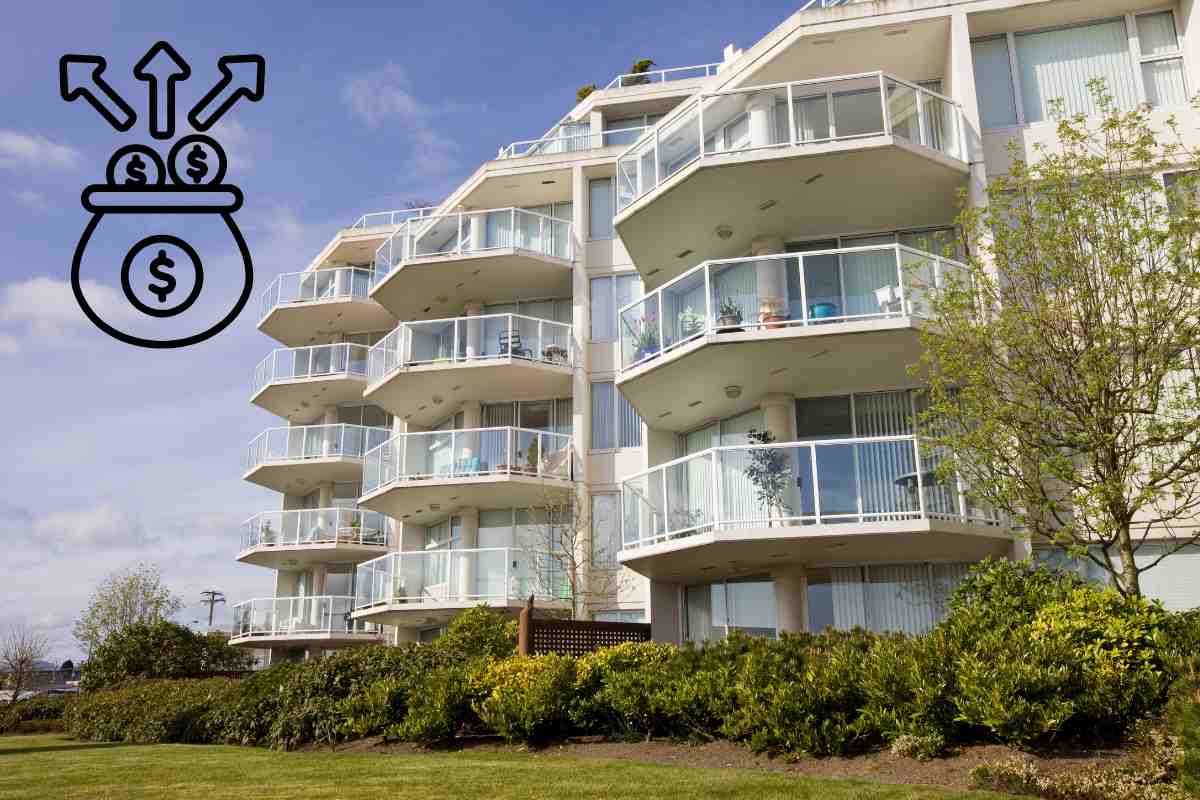 Un condominio visto da lontano con in alto a sinistra il simbolo di una sacca di monete che escono dal sacco